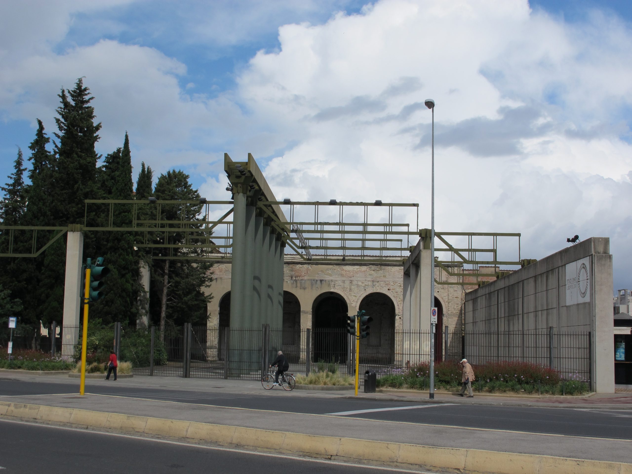 Firenze,_stazione_leopolda,_ingresso_Foto WikimediaCommons