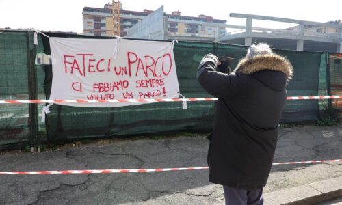 lo-striscione-appeso-dai-residenti-nel-cantiere-esselunga-di-via-mariti-foto-marmo-mori-new-press-photo