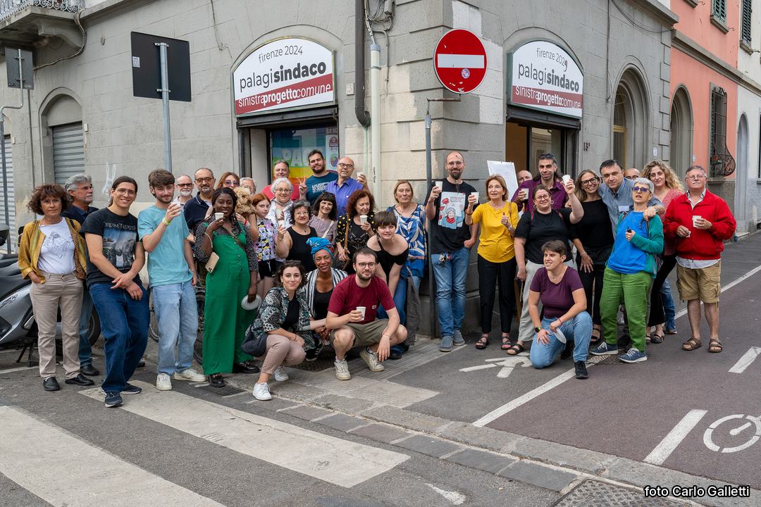 Il gruppo di Sinistra Progetto Comune davanti alla sede della campagna 2024. Foto di Carlo Galletti.
