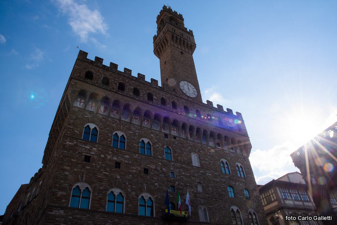 Palazzo Vecchio visto dal basso, controluce. Foto di Carlo Galletti.