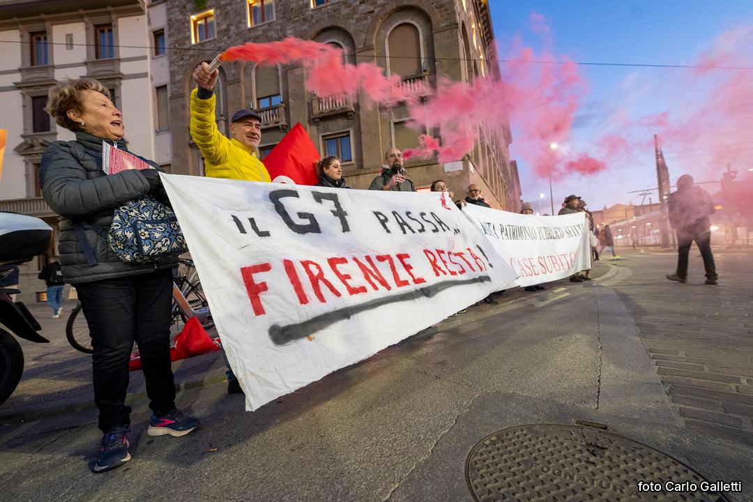 Il presidio «Il G7 passa, Firenze resta», con i fumogeni rossi. Foto di Carlo Galletti.