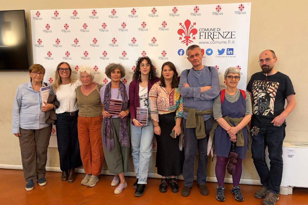 Il Gruppo Foucault alla presentazione della campagna «Diritti materiali», 9 ottobre 2026, con le copie del Quaderno «Castigo e delitto».